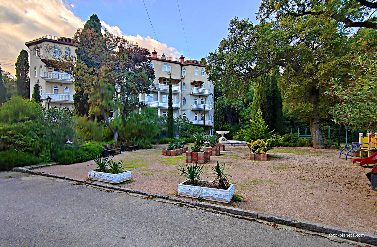 На территории лечебно-оздоровительного центра "Нижний Мисхор".