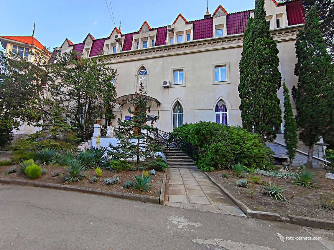 Корпус лечебно-оздоровительного центра «Нижний Мисхор» - бывшая дача Нарышкина, известная также как особняк "Софиевка" или «Малая Алупка».