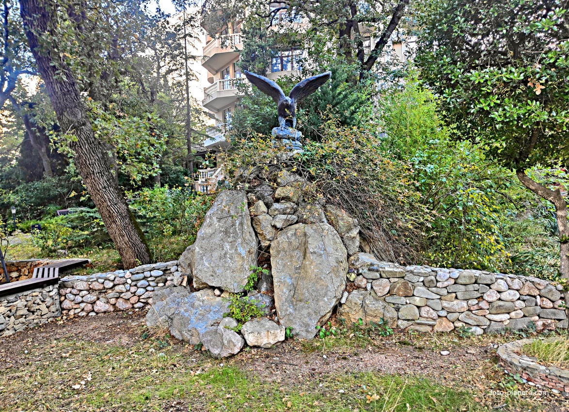 На территории лечебно-оздоровительного центра «Нижний Мисхор» в парке-памятнике садово-паркового искусства.