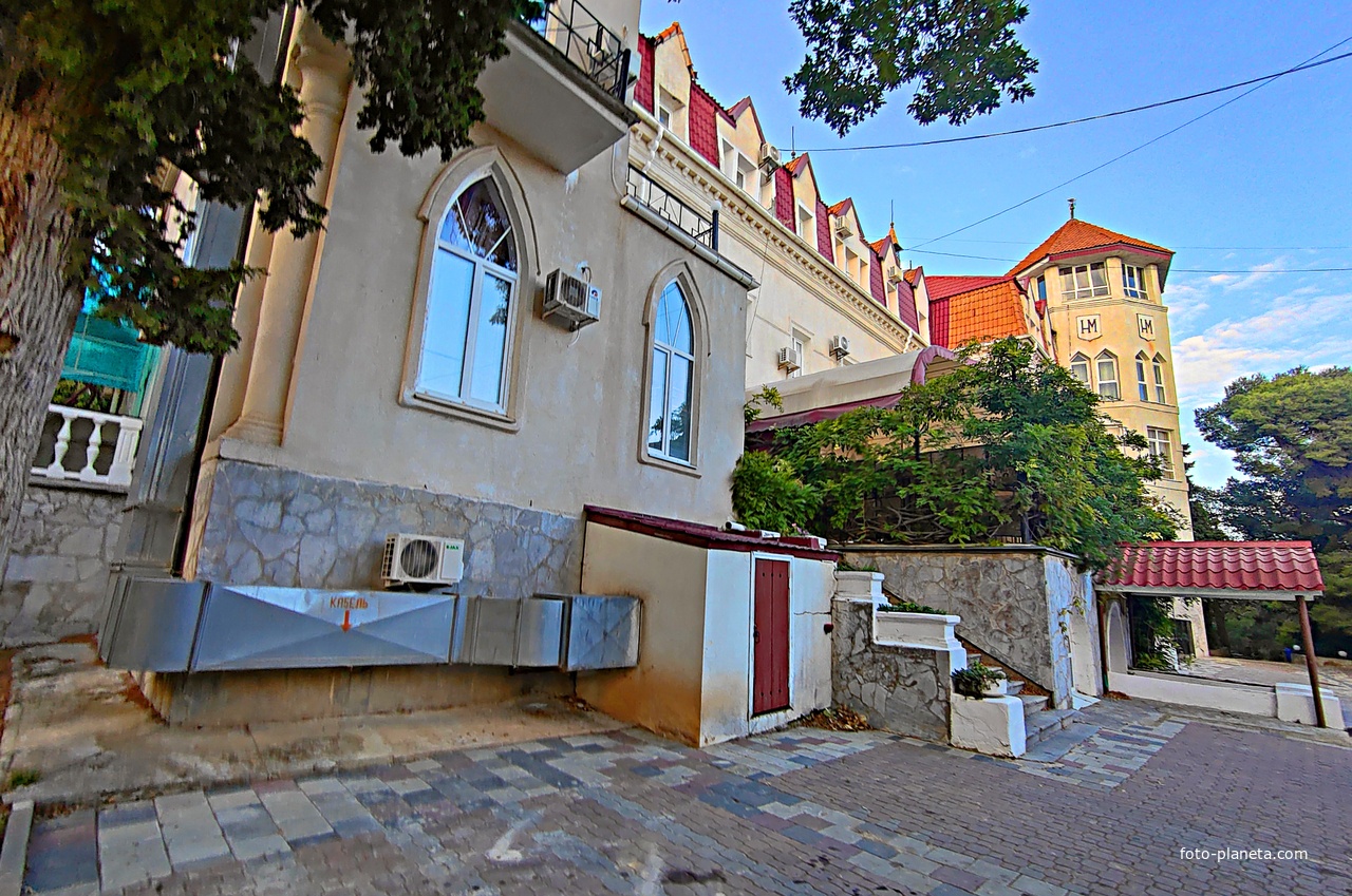 Корпус лечебно-оздоровительного центра «Нижний Мисхор» - бывшая дача Нарышкина, известная также как особняк "Софиевка" или «Малая Алупка».