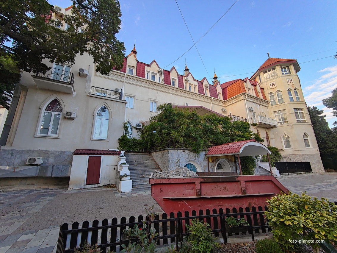 Корпус лечебно-оздоровительного центра «Нижний Мисхор» - бывшая дача Нарышкина, известная также как особняк "Софиевка" или «Малая Алупка».