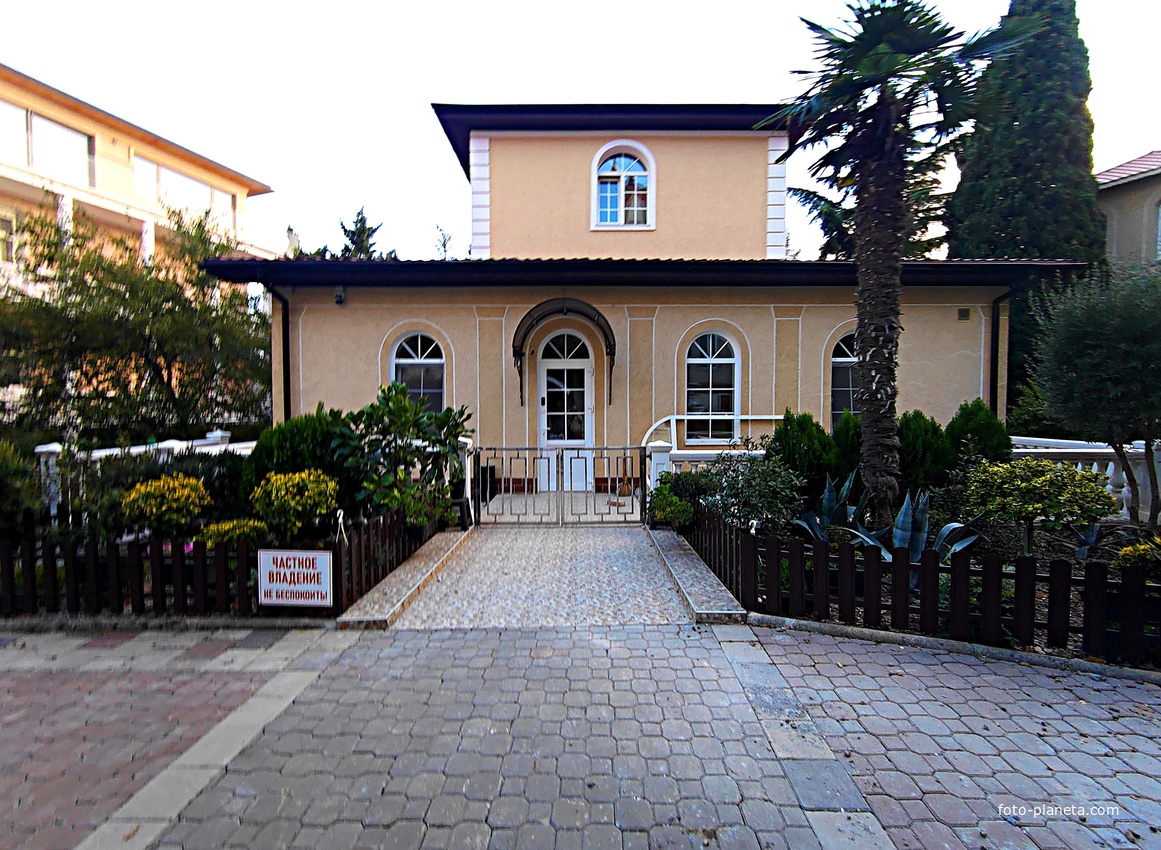 На территории лечебно-оздоровительного центра "Нижний Мисхор".