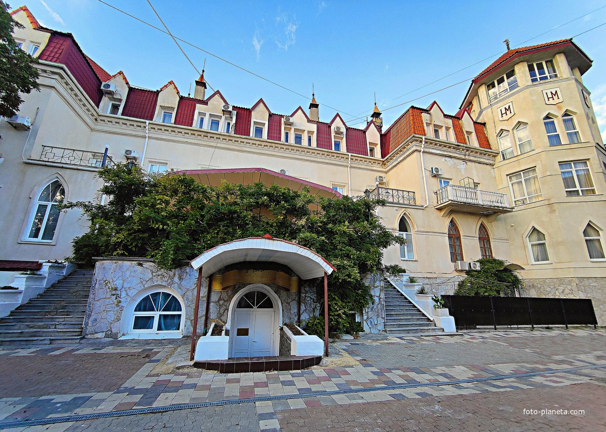 Корпус лечебно-оздоровительного центра «Нижний Мисхор» - бывшая дача Нарышкина, известная также как особняк "Софиевка" или «Малая Алупка».