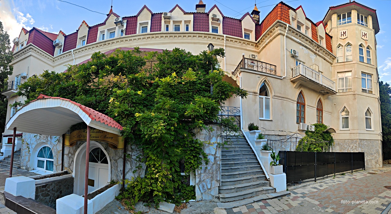 Корпус лечебно-оздоровительного центра «Нижний Мисхор» - бывшая дача Нарышкина, известная также как особняк "Софиевка" или «Малая Алупка».