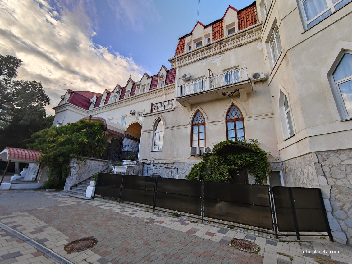 Корпус лечебно-оздоровительного центра «Нижний Мисхор» - бывшая дача Нарышкина, известная также как особняк "Софиевка" или «Малая Алупка».