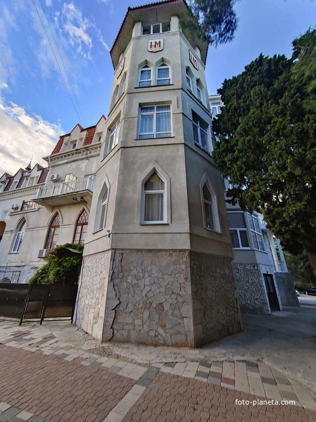 Корпус лечебно-оздоровительного центра «Нижний Мисхор» - бывшая дача Нарышкина, известная также как особняк "Софиевка" или «Малая Алупка».