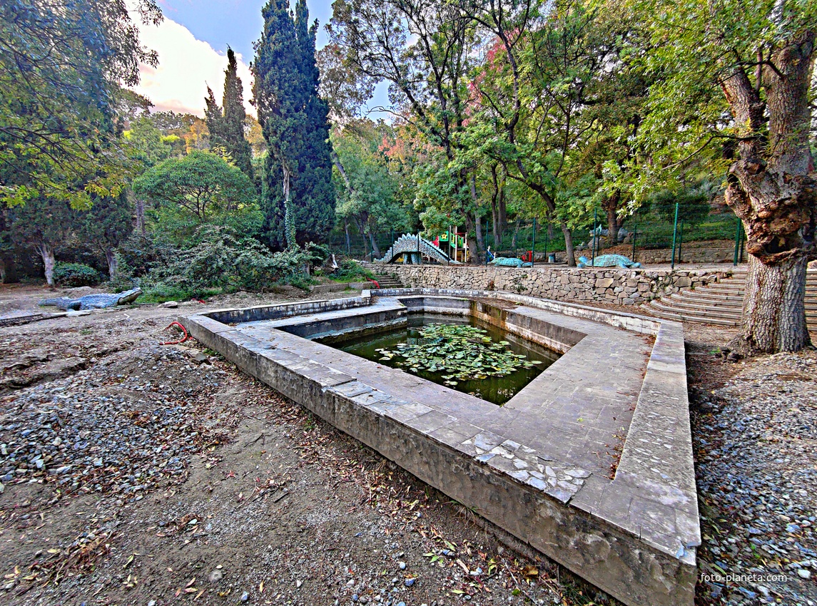 На территории лечебно-оздоровительного центра «Нижний Мисхор» в парке-памятнике садово-паркового искусства.