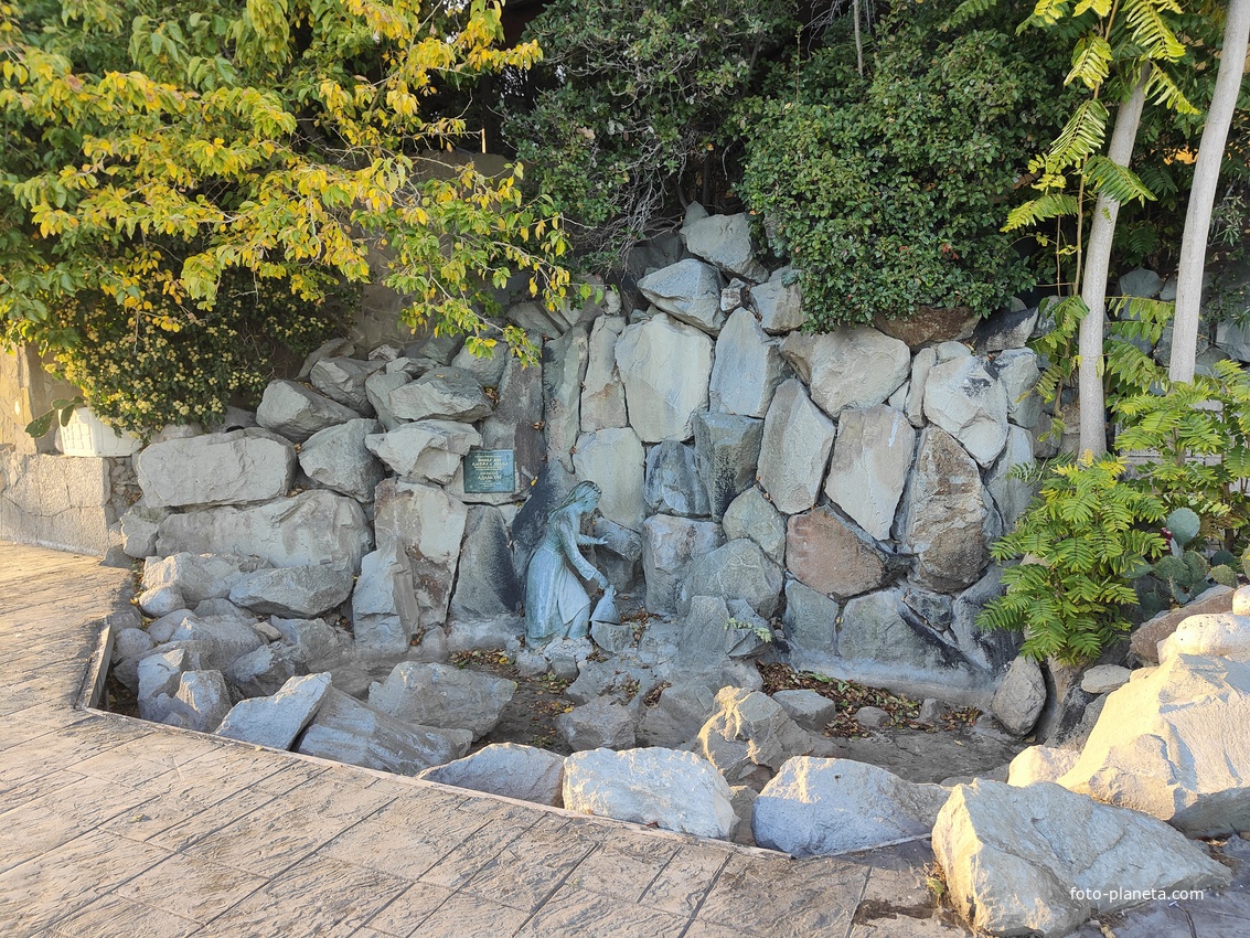 Бронзовая скульптура «Девушка Арзы и разбойник Али-Баба». Изображает молодую девушку с кувшином, из которого льётся вода, и Али-Бабу, спрятавшегося за камнем и подглядывающего за ней. Композиция создана в 1905 г. скульптором Амандусом Адамсоном.