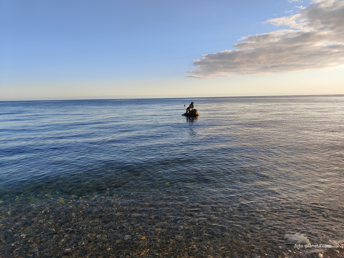 Скульптура «Русалка» в воде, напротив Мисх. парка. Автор — эст. скул. А. Адамсон. Первая русалка 1905г. была без ребёнка и без хвоста. В 1909 г. её унесло штормом. Сейчас в Мисхоре - 5-я русалка, установлена на большом валуне в середине 80-х годов.