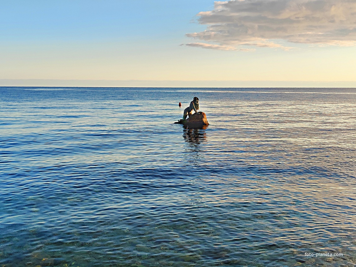 Скульптура «Русалка» в воде, напротив Мисх. парка. Автор — эст. скул. А. Адамсон. Первая русалка 1905г. была без ребёнка и без хвоста. В 1909 г. её унесло штормом. Сейчас в Мисхоре - 5-я русалка, установлена на большом валуне в середине 80-х годов.