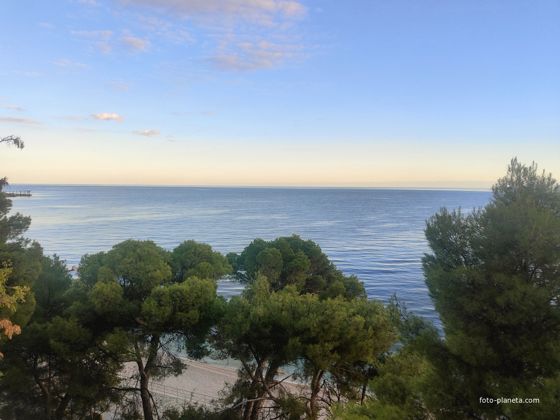 Черноморская акватория и побережье в посёлке.