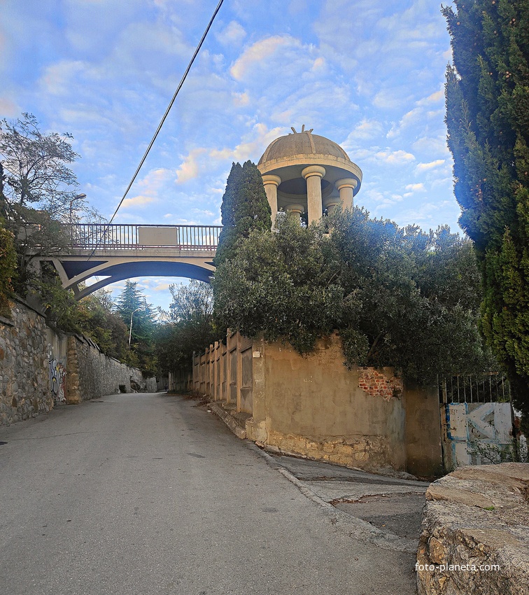 Беседка на Прибрежной улице в Мисхоре.