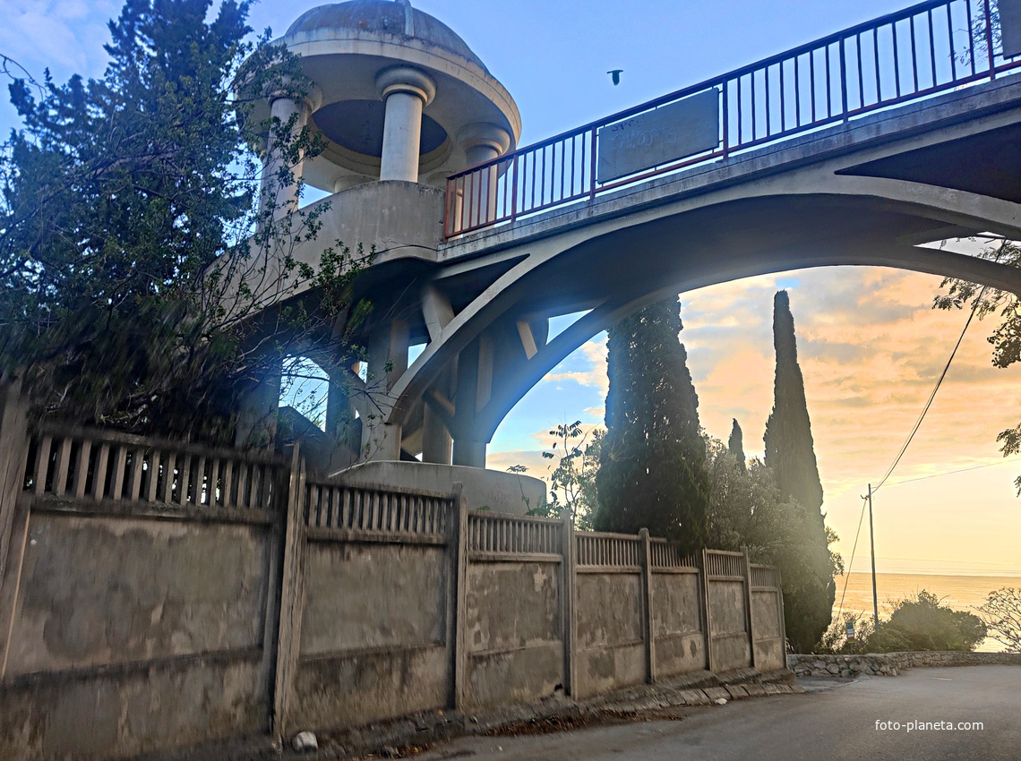 Беседка на Прибрежной улице в Мисхоре.