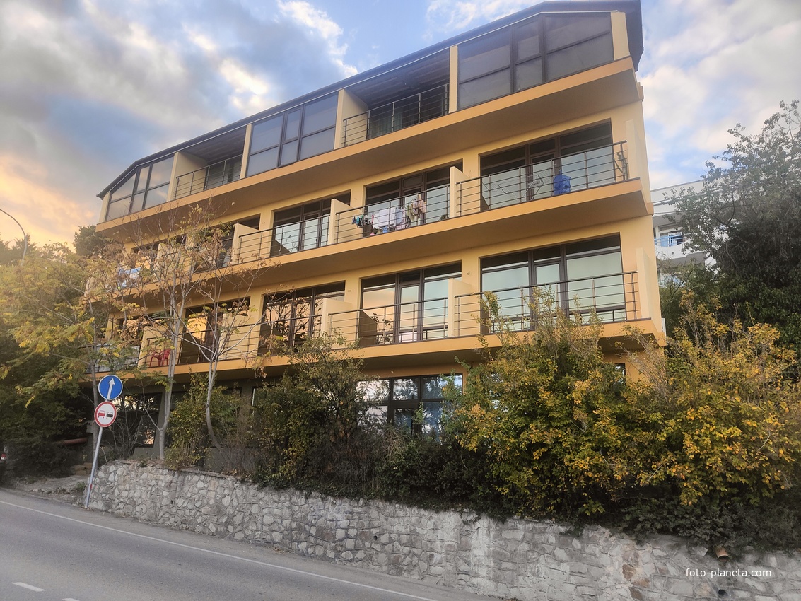 На территории посёлка.