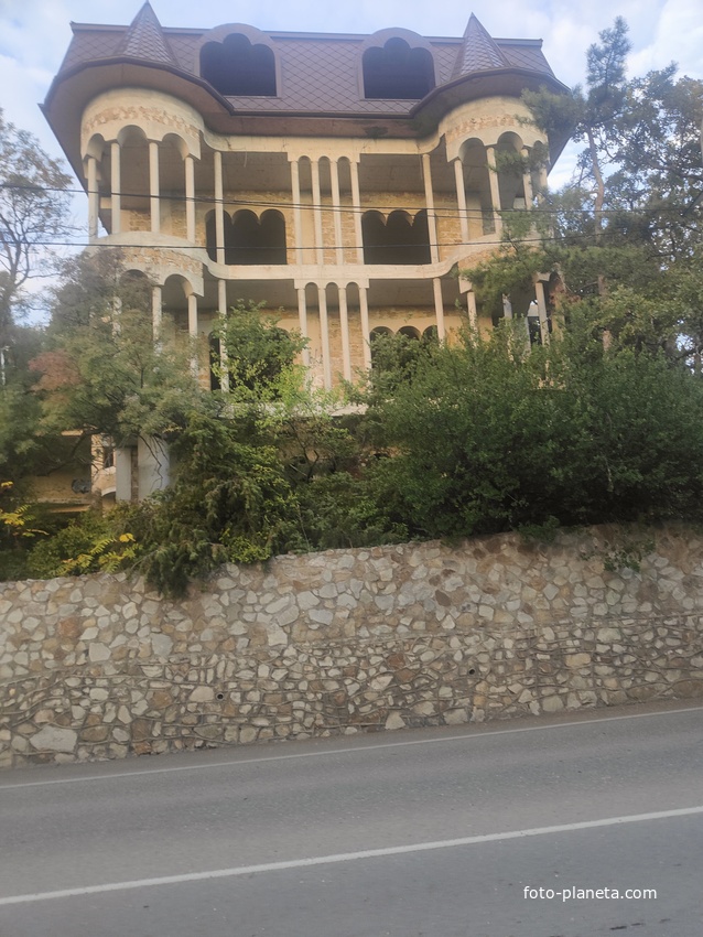 На территории посёлка.