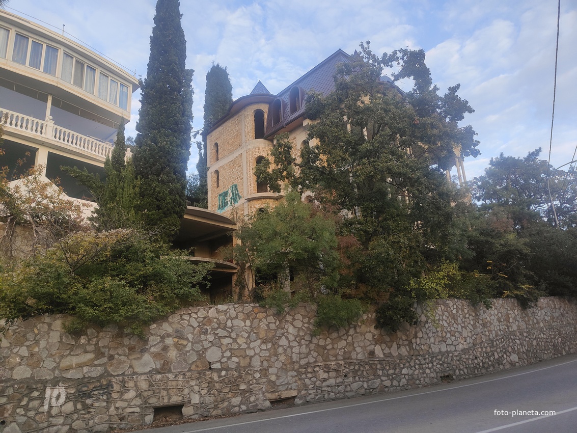 На территории посёлка.