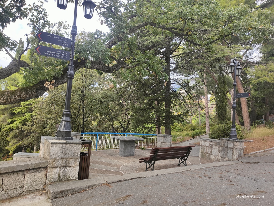 Парк "Дюльбер". Разбит в конце XIX в. Инициатор создания парка - великий князь Петр Николаевич Романов (внук Николая I). Проект парка с учётом эскизов Романова разработал ялт. арх. Н. П. Краснов, высажен с участием  крымского садовода Л. Кремера.