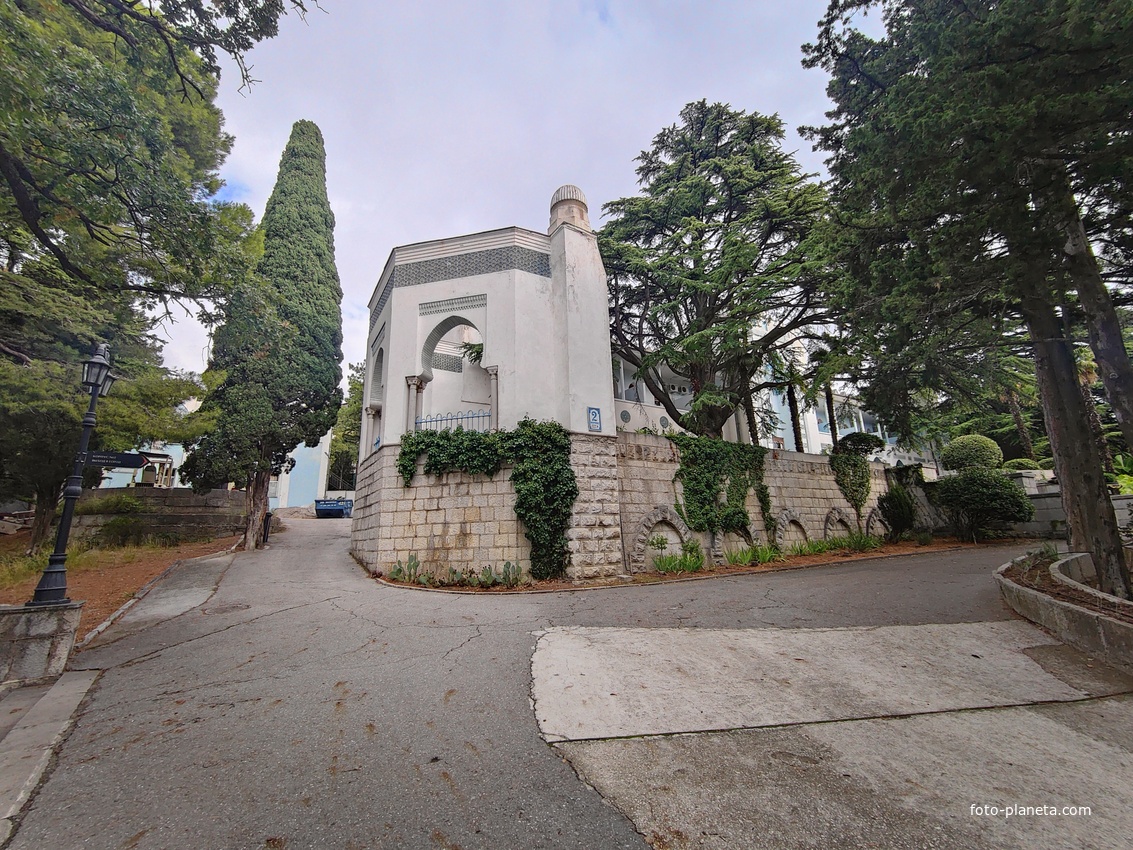 Парк "Дюльбер". Разбит в к. XIX в. Инициатор - велик. князь П. Н. Романов. Проект дворц.-парк. ансамбля с учётом эскизов Романова разраб. ялт. арх. Н. П. Краснов, высажен с участ.  крым. садовода Л. Кремера. Корпус 2 постройки 1938г. в стиле дворца.