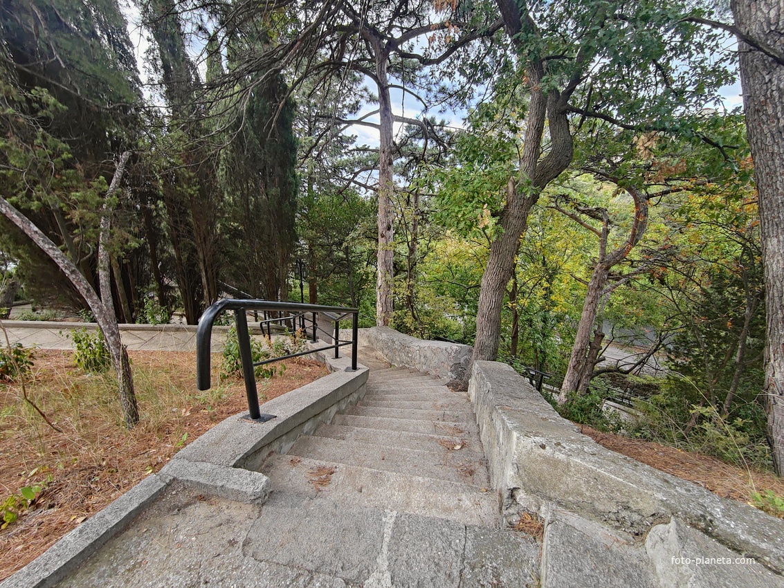 Парк "Дюльбер". Разбит в конце XIX в. Инициатор создания парка - великий князь Петр Николаевич Романов (внук Николая I). Проект парка с учётом эскизов Романова разработал ялт. арх. Н. П. Краснов, высажен с участием  крымского садовода Л. Кремера.