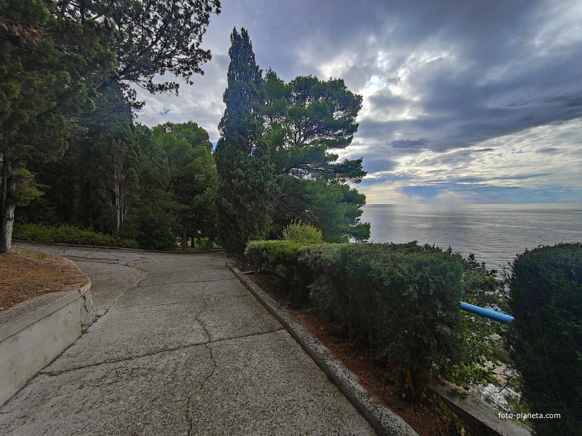 Парк "Дюльбер". Разбит в конце XIX в. Инициатор создания парка - великий князь Петр Николаевич Романов (внук Николая I). Проект парка с учётом эскизов Романова разработал ялт. арх. Н. П. Краснов, высажен с участием  крымского садовода Л. Кремера.