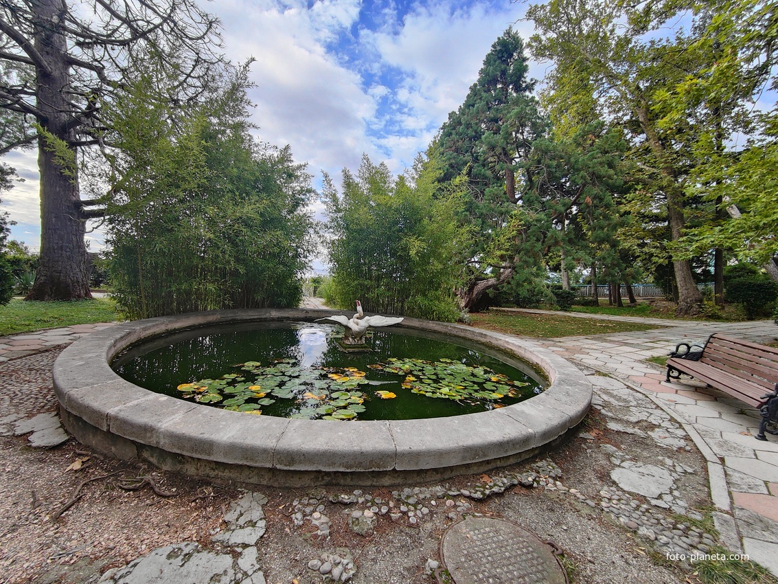 Парк "Дюльбер". Разбит в к. XIX в. Инициатор - велик. князь П. Н. Романов. Проект дворц.-парк. ансамбля с учётом эскизов Романова разраб. ялт. арх. Н. П. Краснов, высажен с участ.  крым. садовода Л. Кремера. Фонтан "Лебедь".