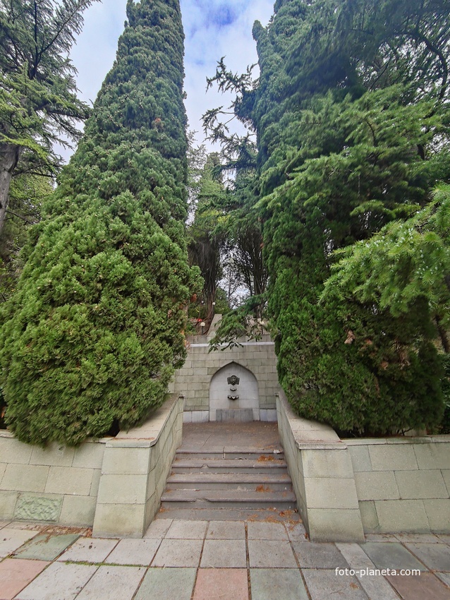 Парк "Дюльбер". Разбит в конце XIX в. Инициатор создания парка - великий князь Петр Николаевич Романов (внук Николая I). Проект парка с учётом эскизов Романова разработал ялт. арх. Н. П. Краснов, высажен с участием  крымского садовода Л. Кремера.