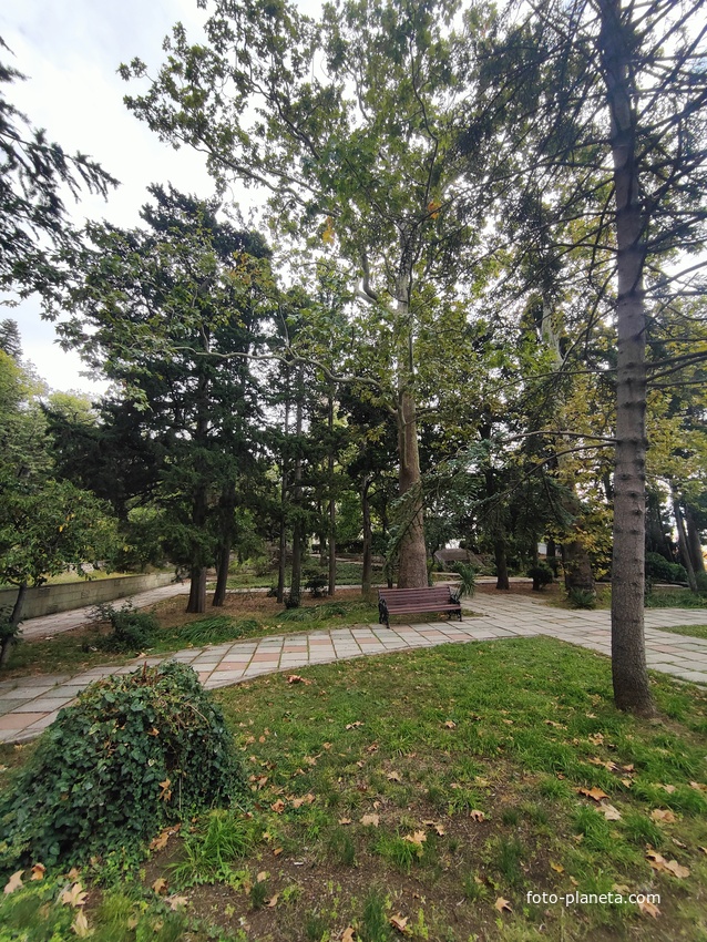 Парк "Дюльбер". Разбит в конце XIX в. Инициатор создания парка - великий князь Петр Николаевич Романов (внук Николая I). Проект парка с учётом эскизов Романова разработал ялт. арх. Н. П. Краснов, высажен с участием  крымского садовода Л. Кремера.