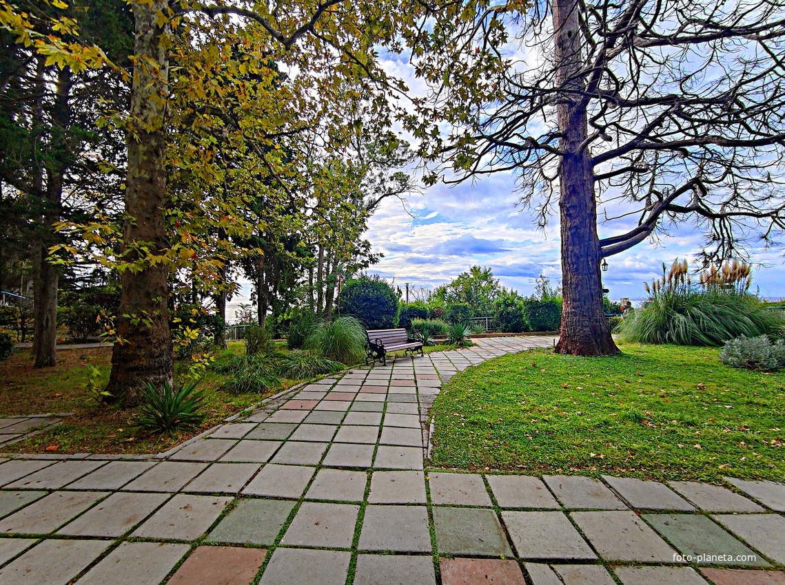 Парк "Дюльбер". Разбит в конце XIX в. Инициатор создания парка - великий князь Петр Николаевич Романов (внук Николая I). Проект парка с учётом эскизов Романова разработал ялт. арх. Н. П. Краснов, высажен с участием  крымского садовода Л. Кремера.