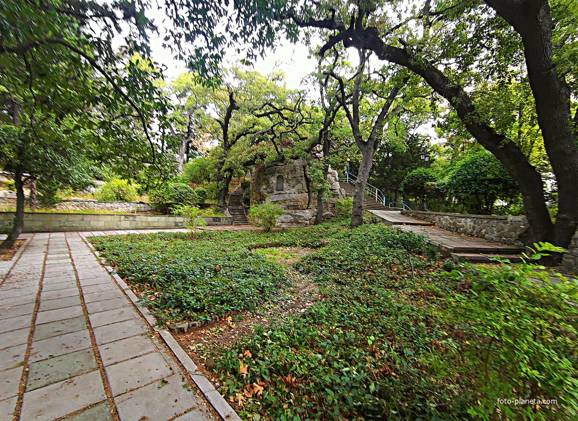 Парк "Дюльбер". Разбит в конце XIX в. Инициатор создания парка - великий князь Петр Николаевич Романов (внук Николая I). Проект парка с учётом эскизов Романова разработал ялт. арх. Н. П. Краснов, высажен с участием  крымского садовода Л. Кремера.