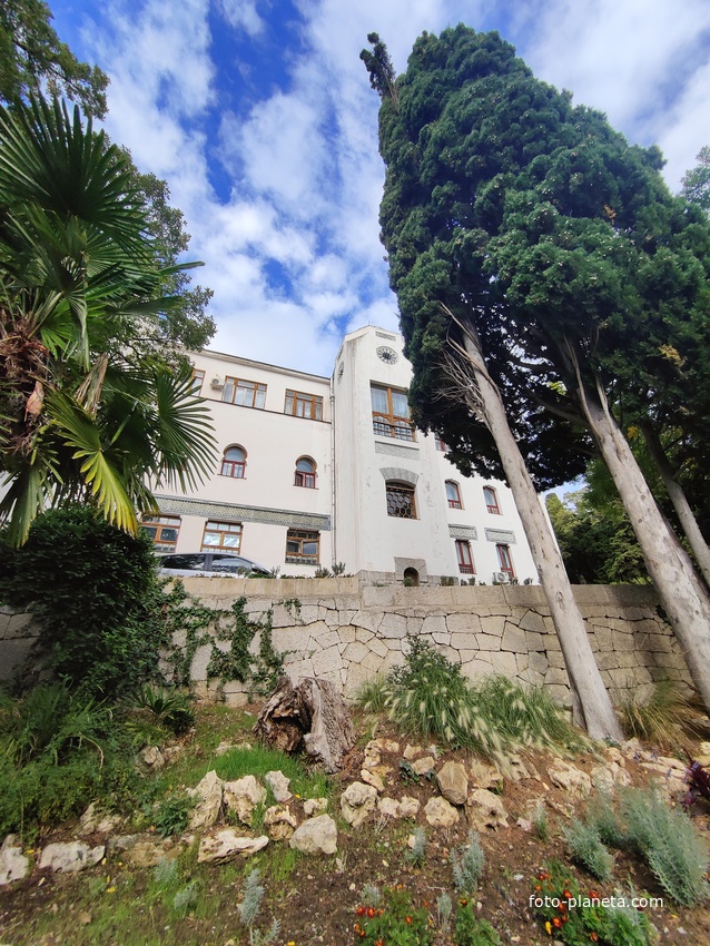 Дворц.-парк. ансамбль "Дюльбер". Построен с 1895 по 1897 г. Инициатор - велик. князь П. Н. Романов. Проект всего ансамбля с учётом эскизов Романова разраб. ялт. арх. Н. П. Краснов, парк высажен с участ.  крым. садовода Л. Кремера. Дворец "Дюльбер".