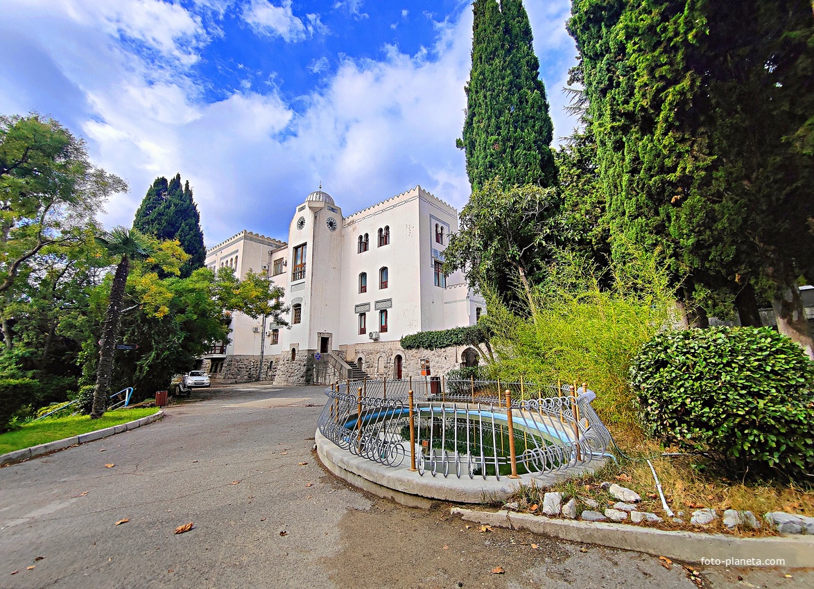 Дворц.-парк. ансамбль "Дюльбер". Построен с 1895 по 1897 г. Инициатор - велик. князь П. Н. Романов. Проект всего ансамбля с учётом эскизов Романова разраб. ялт. арх. Н. П. Краснов, парк высажен с участ.  крым. садовода Л. Кремера. Дворец "Дюльбер".