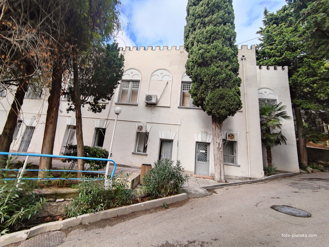 Дворц.-парк. ансамбль "Дюльбер". Построен с 1895 по 1897 г. Инициатор - велик. князь П. Н. Романов. Проект всего ансамбля с учётом эскизов Романова разраб. ялт. арх. Н. П. Краснов, парк высажен с участ.  крым. садовода Л. Кремера.