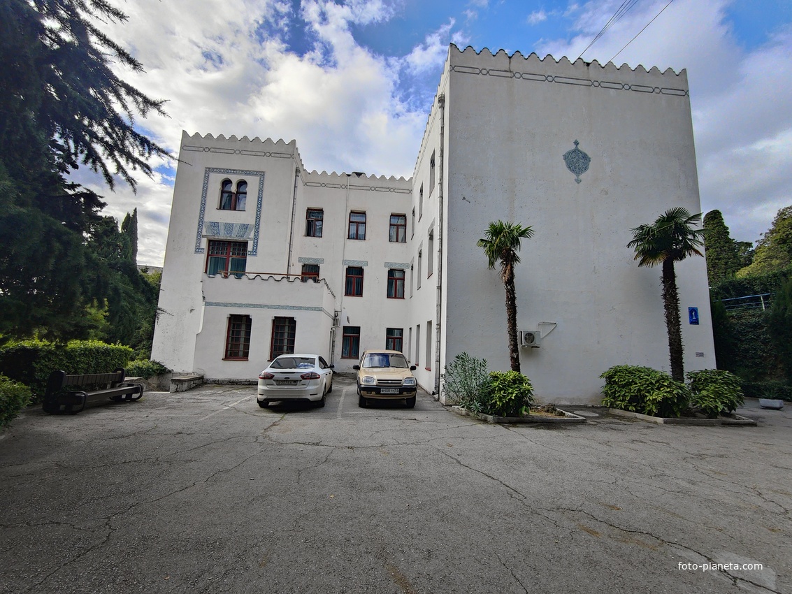 Дворц.-парк. ансамбль "Дюльбер". Построен с 1895 по 1897 г. Инициатор - велик. князь П. Н. Романов. Проект всего ансамбля с учётом эскизов Романова разраб. ялт. арх. Н. П. Краснов, парк высажен с участ.  крым. садовода Л. Кремера. Дворец "Дюльбер".