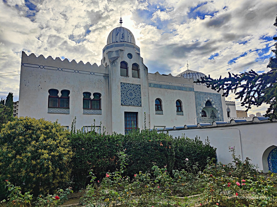 Дворц.-парк. ансамбль "Дюльбер". Построен с 1895 по 1897 г. Инициатор - велик. князь П. Н. Романов. Проект всего ансамбля с учётом эскизов Романова разраб. ялт. арх. Н. П. Краснов, парк высажен с участ.  крым. садовода Л. Кремера. Дворец "Дюльбер".