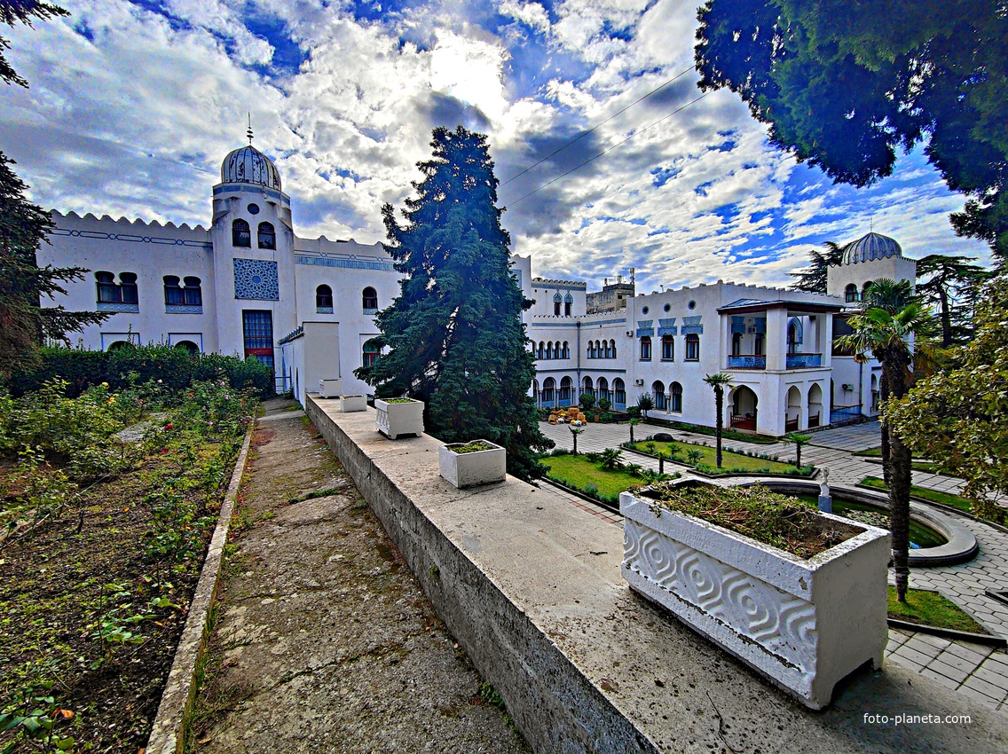 Дворц.-парк. ансамбль "Дюльбер". Построен с 1895 по 1897 г. Инициатор - велик. князь П. Н. Романов. Проект всего ансамбля с учётом эскизов Романова разраб. ялт. арх. Н. П. Краснов, парк высажен с участ.  крым. садовода Л. Кремера. Дворец "Дюльбер".