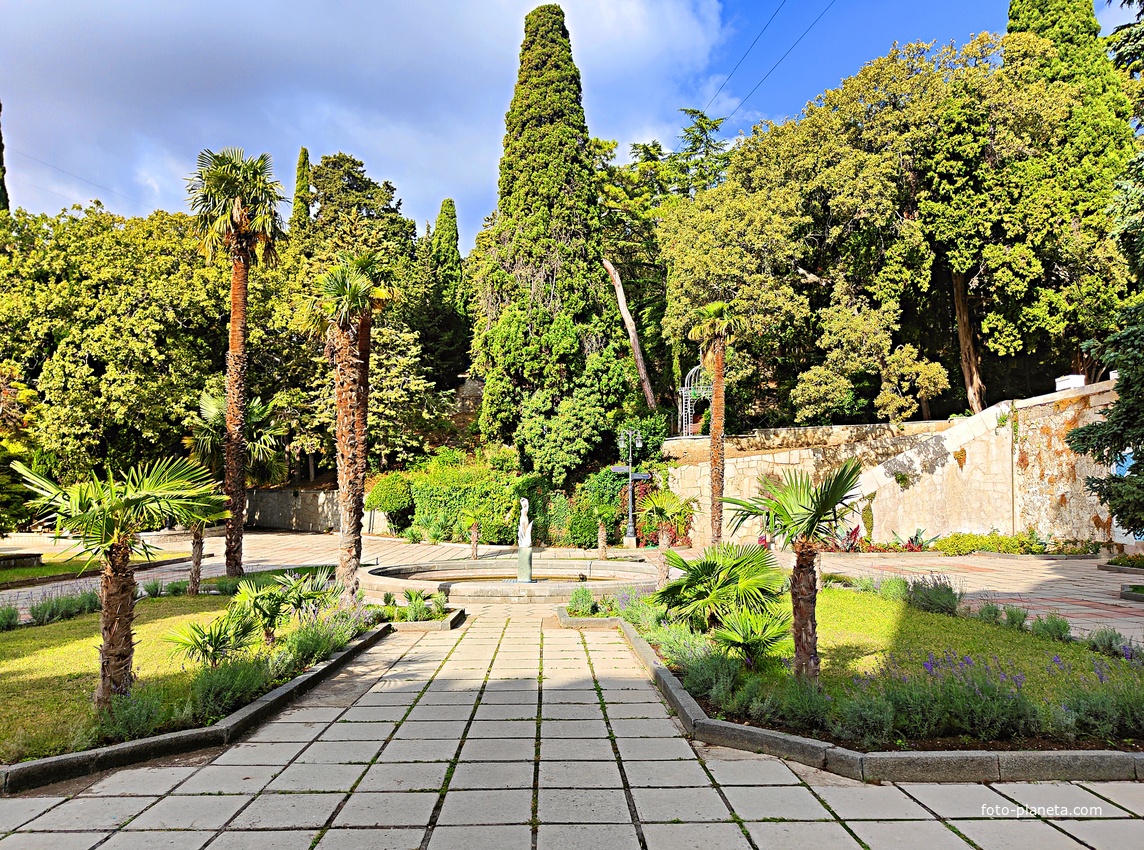 Парк "Дюльбер". Разбит в к. XIX в. Инициатор - велик. князь П. Н. Романов. Проект дворц.-парк. ансамбля с учётом эскизов Романова разраб. ялт. арх. Н. П. Краснов, высажен с участ.  крым. садовода Л. Кремера. Фонтан «Леда и Зевс».