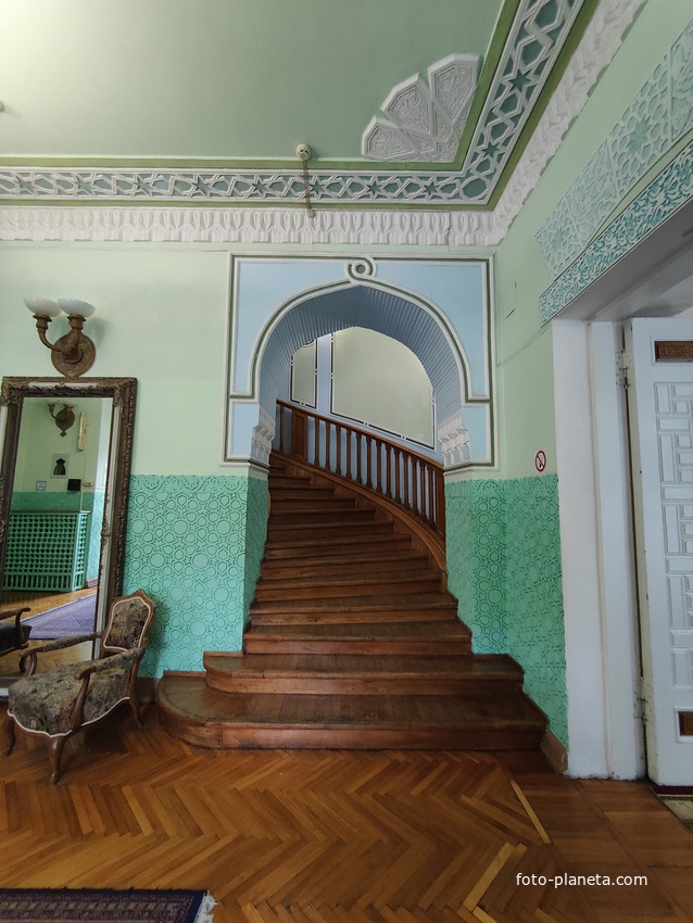 Дворц.-парк. ансамбль "Дюльбер" постройки 1895-1897гг. Инициатор - велик. князь П. Н. Романов. Проект всего ансамбля с учётом эскизов Романова разраб. ялт. арх. Н. П. Краснов, парк высажен с участ.  крым. садов. Л. Кремера. Интерьер дворца "Дюльбер".