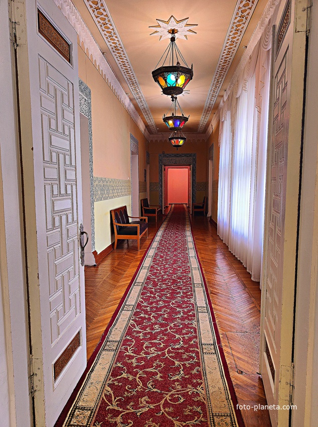 Дворц.-парк. ансамбль "Дюльбер" постройки 1895-1897гг. Инициатор - велик. князь П. Н. Романов. Проект всего ансамбля с учётом эскизов Романова разраб. ялт. арх. Н. П. Краснов, парк высажен с участ.  крым. садов. Л. Кремера. Интерьер дворца "Дюльбер".