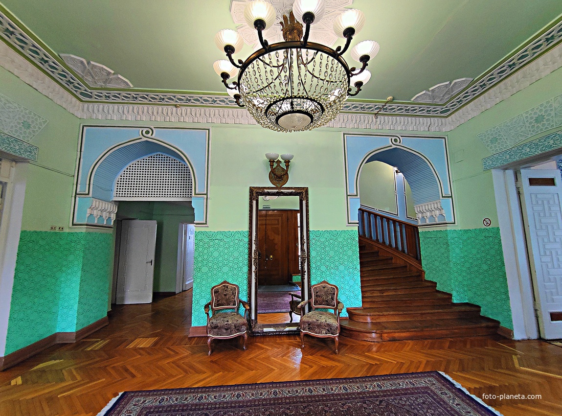 Дворц.-парк. ансамбль "Дюльбер" постройки 1895-1897гг. Инициатор - велик. князь П. Н. Романов. Проект всего ансамбля с учётом эскизов Романова разраб. ялт. арх. Н. П. Краснов, парк высажен с участ.  крым. садов. Л. Кремера. Интерьер дворца "Дюльбер".