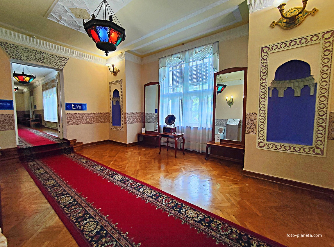 Дворц.-парк. ансамбль "Дюльбер" постройки 1895-1897гг. Инициатор - велик. князь П. Н. Романов. Проект всего ансамбля с учётом эскизов Романова разраб. ялт. арх. Н. П. Краснов, парк высажен с участ.  крым. садов. Л. Кремера. Интерьер дворца "Дюльбер".