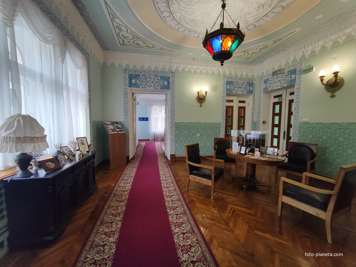 Дворц.-парк. ансамбль "Дюльбер" постройки 1895-1897гг. Инициатор - велик. князь П. Н. Романов. Проект всего ансамбля с учётом эскизов Романова разраб. ялт. арх. Н. П. Краснов, парк высажен с участ.  крым. садов. Л. Кремера. Интерьер дворца "Дюльбер".