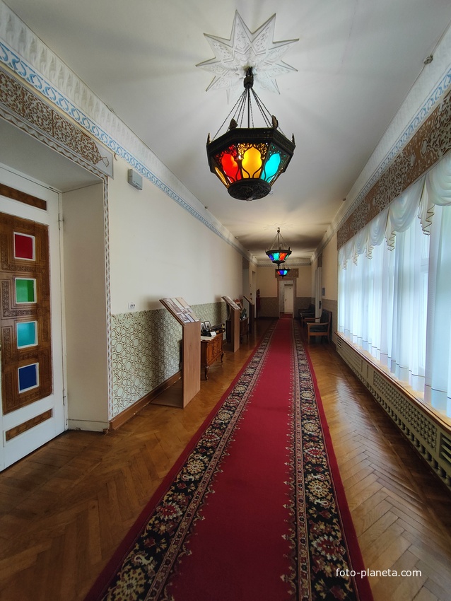 Дворц.-парк. ансамбль "Дюльбер" постройки 1895-1897гг. Инициатор - велик. князь П. Н. Романов. Проект всего ансамбля с учётом эскизов Романова разраб. ялт. арх. Н. П. Краснов, парк высажен с участ.  крым. садов. Л. Кремера. Интерьер дворца "Дюльбер".