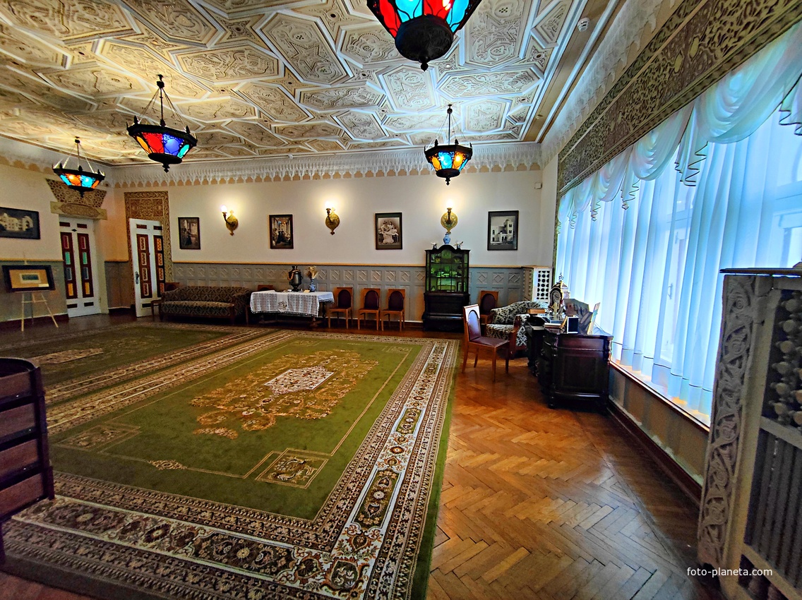 Дворц.-парк. ансамбль "Дюльбер" постройки 1895-1897гг. Инициатор - велик. князь П. Н. Романов. Проект всего ансамбля с учётом эскизов Романова разраб. ялт. арх. Н. П. Краснов, парк высажен с участ.  крым. садов. Л. Кремера. Интерьер дворца "Дюльбер".