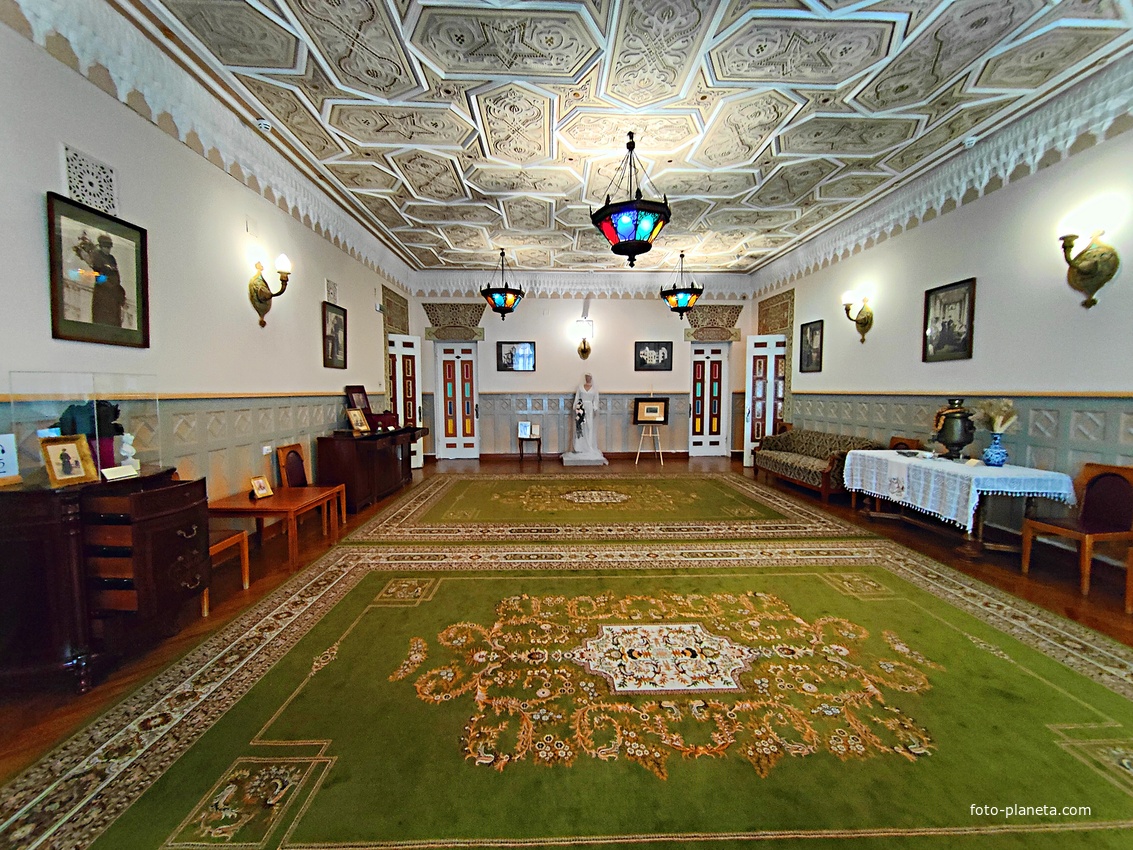 Дворц.-парк. ансамбль "Дюльбер" постройки 1895-1897гг. Инициатор - велик. князь П. Н. Романов. Проект всего ансамбля с учётом эскизов Романова разраб. ялт. арх. Н. П. Краснов, парк высажен с участ.  крым. садов. Л. Кремера. Интерьер дворца "Дюльбер".