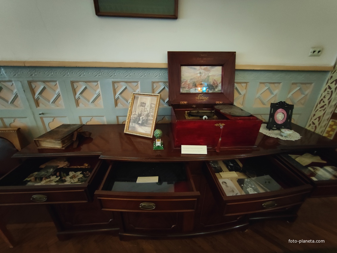 Дворц.-парк. ансамбль "Дюльбер" постройки 1895-1897гг. Инициатор - велик. князь П. Н. Романов. Проект всего ансамбля с учётом эскизов Романова разраб. ялт. арх. Н. П. Краснов, парк высажен с участ.  крым. садов. Л. Кремера. Интерьер дворца "Дюльбер".