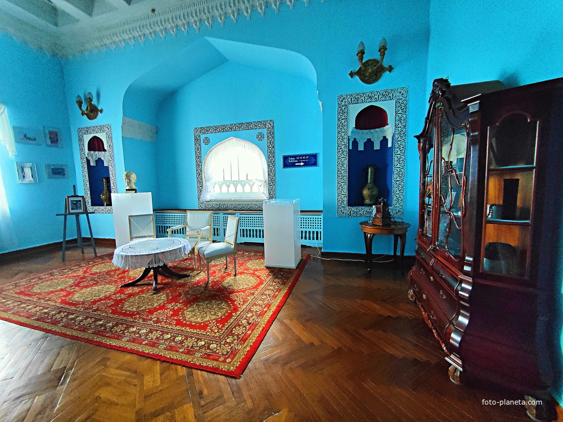 Дворц.-парк. ансамбль "Дюльбер" постройки 1895-1897гг. Инициатор - велик. князь П. Н. Романов. Проект всего ансамбля с учётом эскизов Романова разраб. ялт. арх. Н. П. Краснов, парк высажен с участ.  крым. садов. Л. Кремера. Интерьер дворца "Дюльбер".