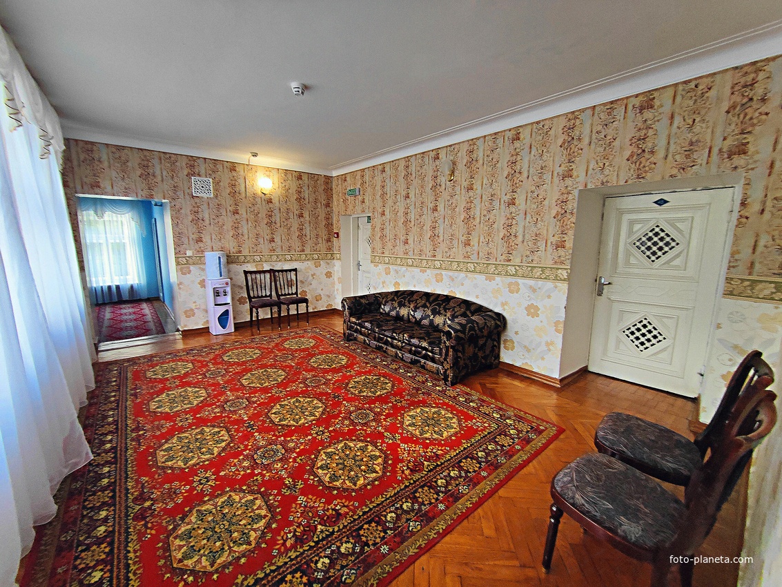 Дворц.-парк. ансамбль "Дюльбер" постройки 1895-1897гг. Инициатор - велик. князь П. Н. Романов. Проект всего ансамбля с учётом эскизов Романова разраб. ялт. арх. Н. П. Краснов, парк высажен с участ.  крым. садов. Л. Кремера. Интерьер дворца "Дюльбер".