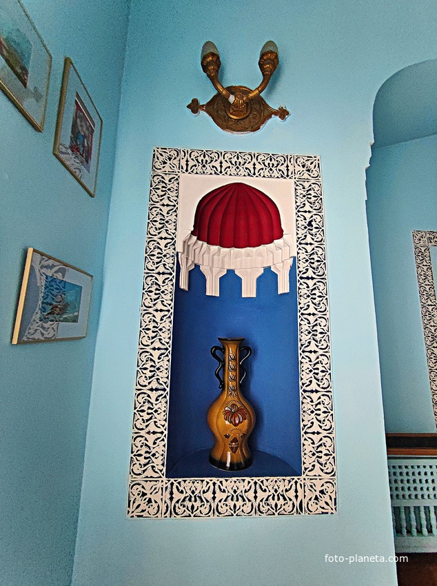 Дворц.-парк. ансамбль "Дюльбер" постройки 1895-1897гг. Инициатор - велик. князь П. Н. Романов. Проект всего ансамбля с учётом эскизов Романова разраб. ялт. арх. Н. П. Краснов, парк высажен с участ.  крым. садов. Л. Кремера. Интерьер дворца "Дюльбер".