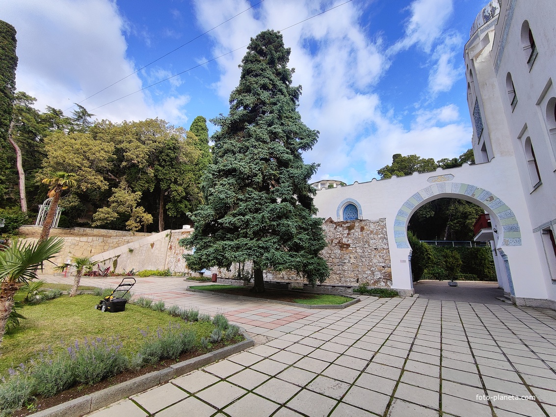 Дворц.-парк. ансамбль "Дюльбер". Построен с 1895 по 1897 г. Инициатор - велик. князь П. Н. Романов. Проект всего ансамбля с учётом эскизов Романова разраб. ялт. арх. Н. П. Краснов, парк высажен с участ.  крым. садовода Л. Кремера. Дворец "Дюльбер".