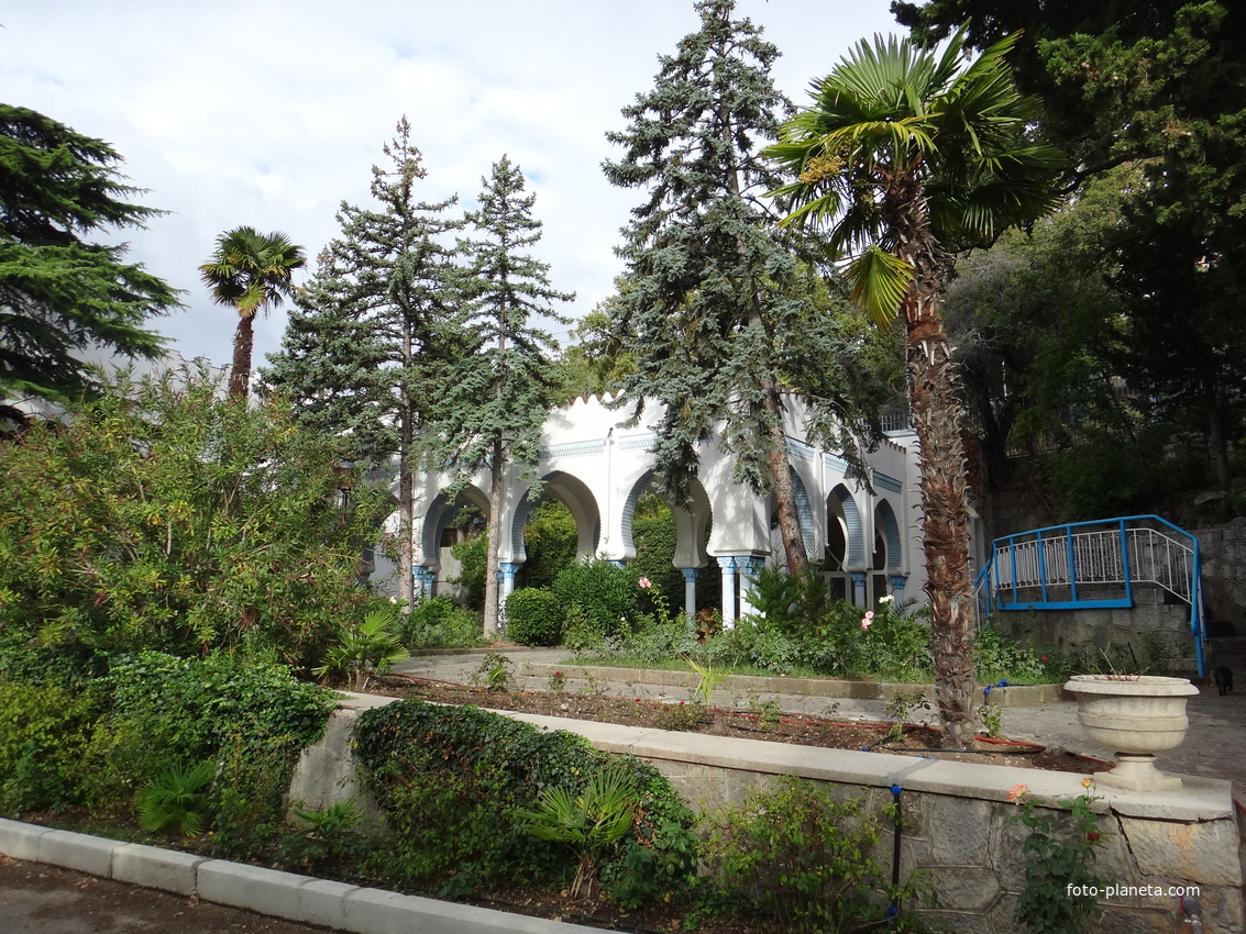 Парк "Дюльбер". Разбит в к. XIX в. Инициатор - велик. князь П. Н. Романов. Проект дворц.-парк. ансамбля с учётом эскизов Романова разраб. ялт. арх. Н. П. Краснов, высажен с участ.  крым. садовода Л. Кремера. Корпус 2 постройки 1938г. в стиле дворца.